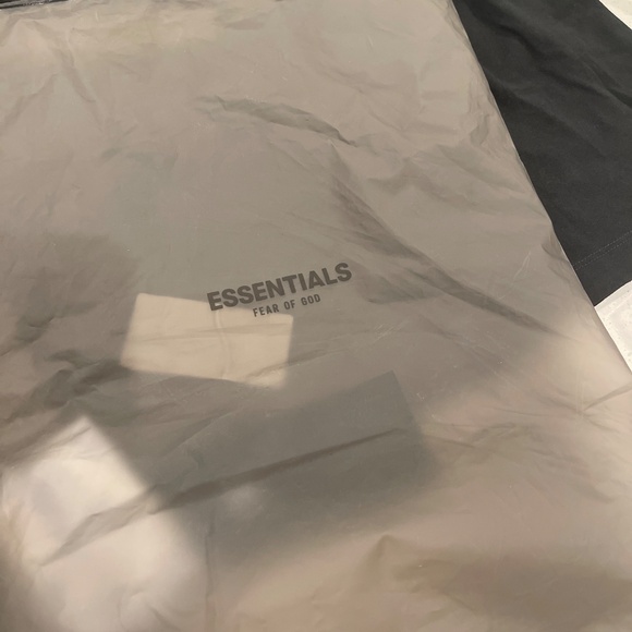 Essentials t-shirt size M - Picture 5 of 5